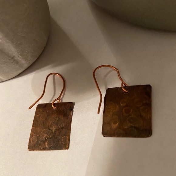 NWOT HAMMERED COPPER EARRINGS HANDMADE PURCHASED BUT NEVER WORN - Picture 2 of 3